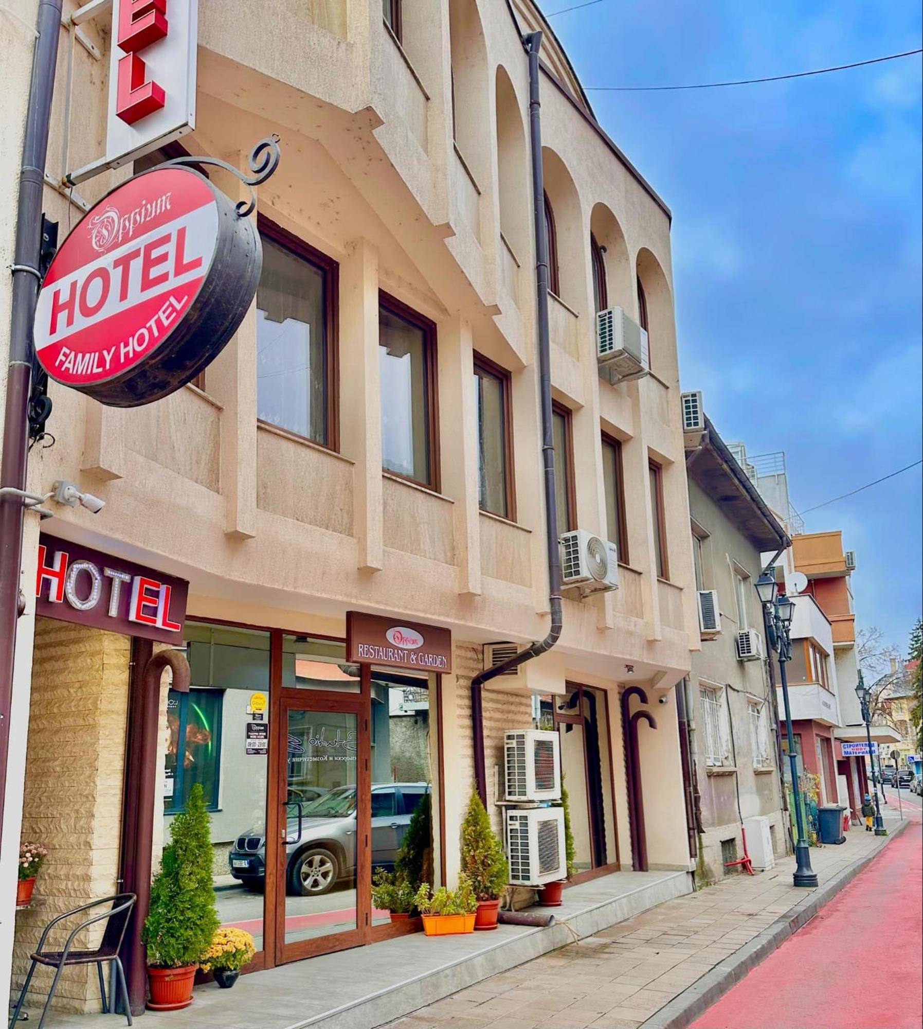 Hotel Oppium Restaurant&Garden Ruse Exterior foto